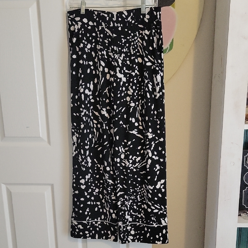 Alfani SzSM Elegant Black and White wide leg pull on wide waistband slacks